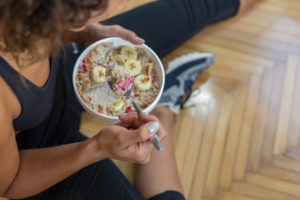 Oatmeal topped with banana and goji berries